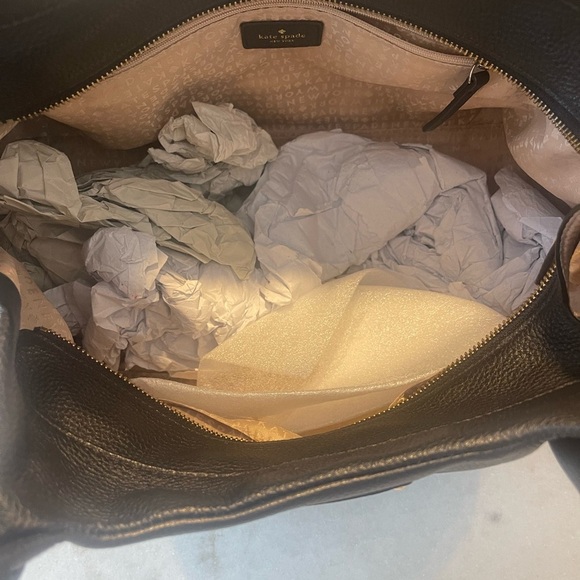 KATE SPADE BLACK LEATHER BAG! Zip closure! Spacious, versatile everyday bag!! - Picture 4 of 8